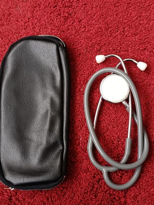 Estetoscópio médico com estojo