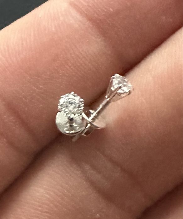 Продаю сережки із білого золота із каменями Swarovski.