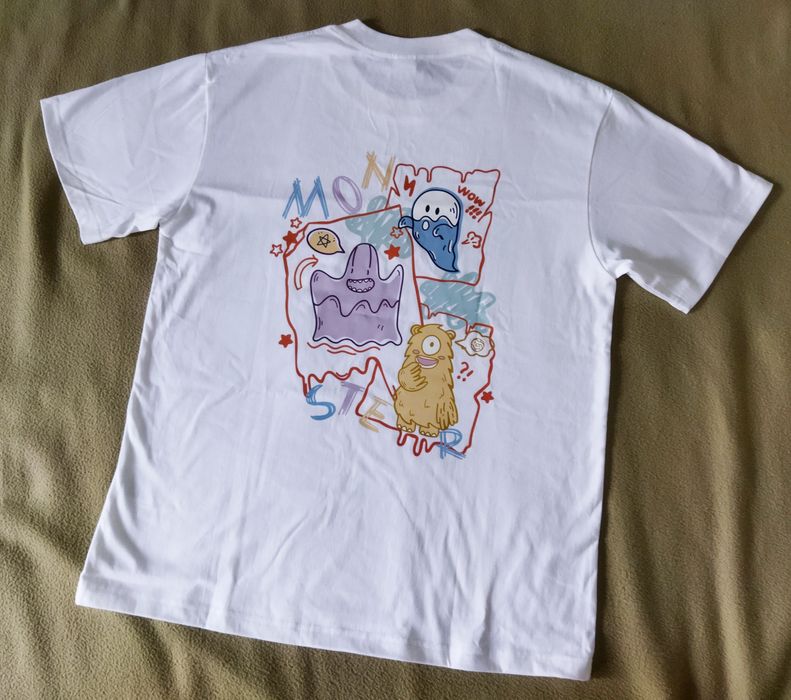 Біла футболка з малюнком на спині