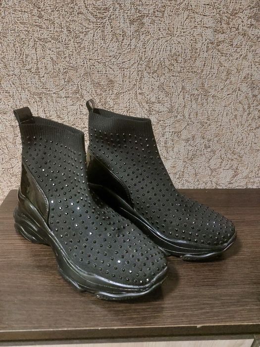 Високі стильні жіночі кросівки.38 розмір