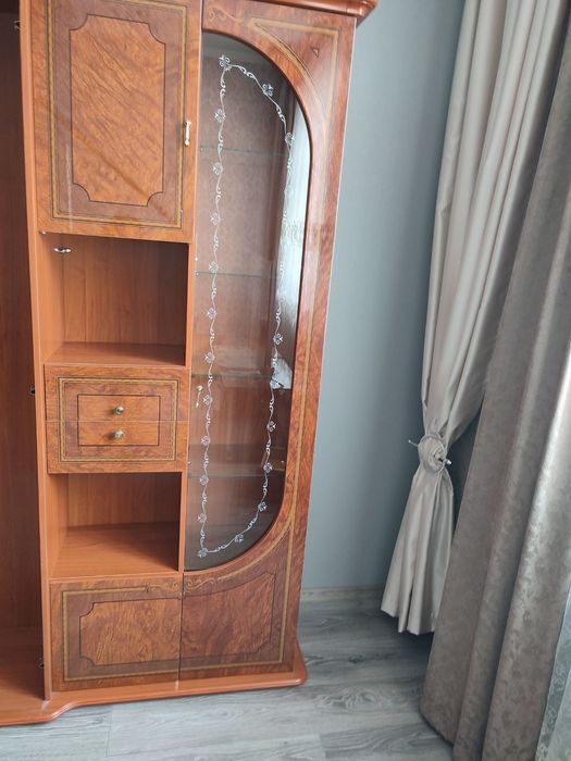 Італійський сервант вітрина