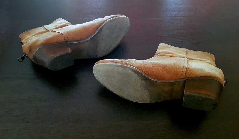 Botas de senhora camurça cano curto com fecho castanhas