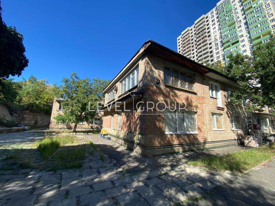 Продаж окремої будівлі на великій земельній ділянці на Старій Дарниці