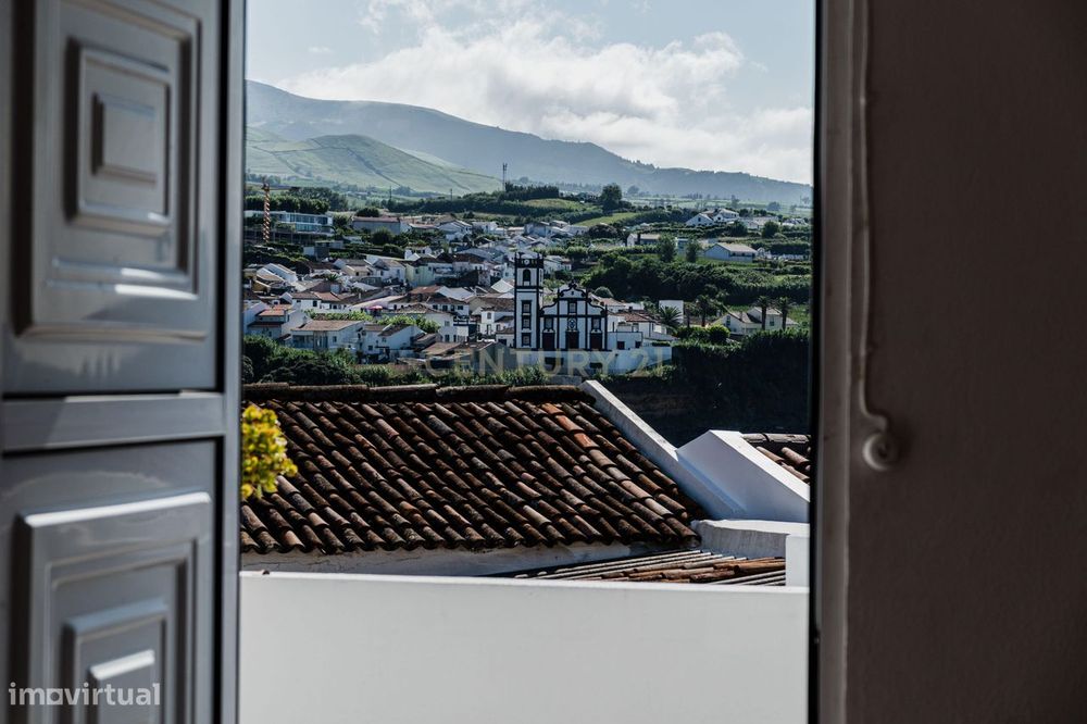 Moradia T3 com Terraço e Vista Mar em Santa Cruz, Lagoa