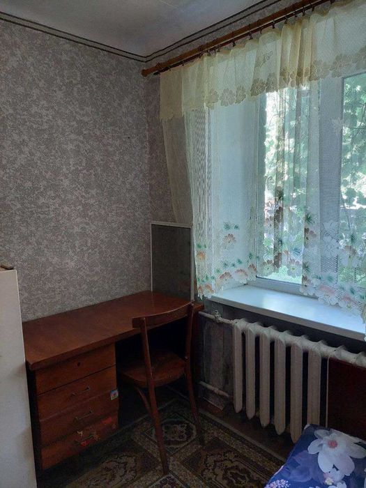 Продам кімнату в центрі міста на першому поверсі, є меблі та техніка