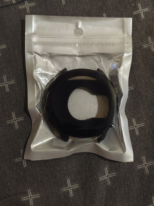 Czarne etui gumowe kompatybilne z Garminem Forerunner 55