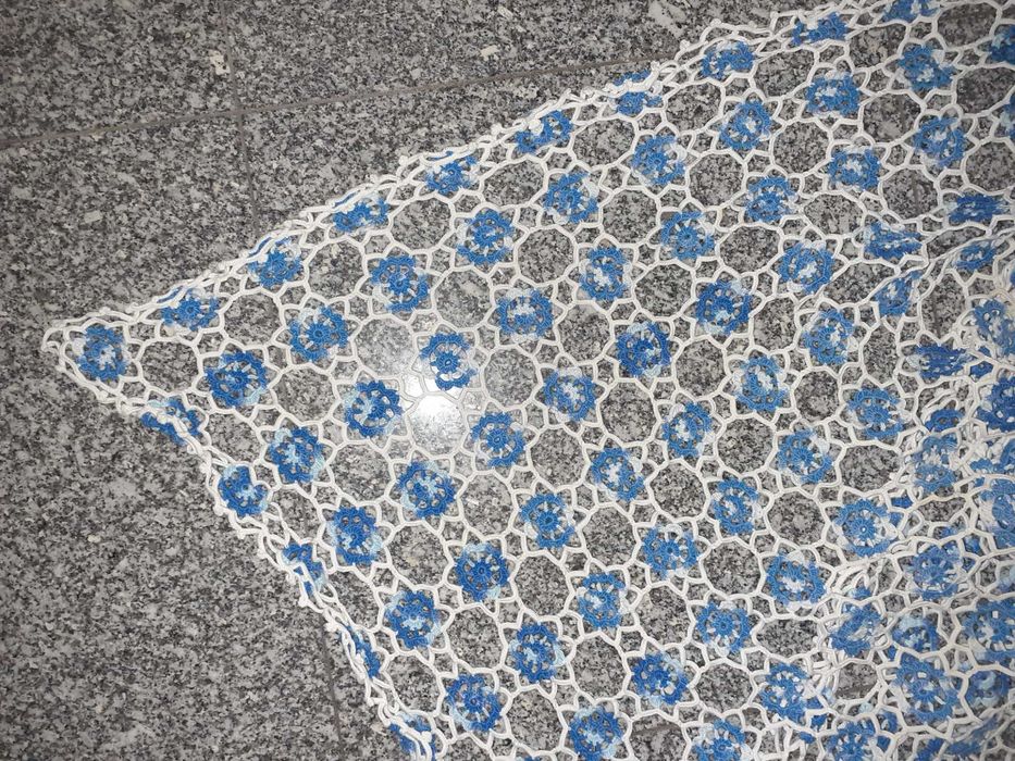 Toalha renda azul e branca