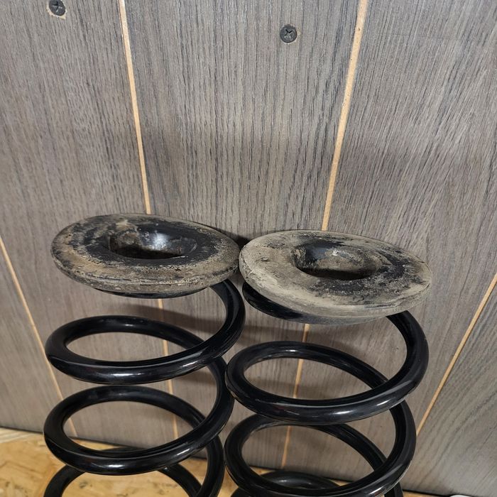 Sprężyny Zawieszenia Tył KYB RA6241 grupa VW Golf Skoda Seat