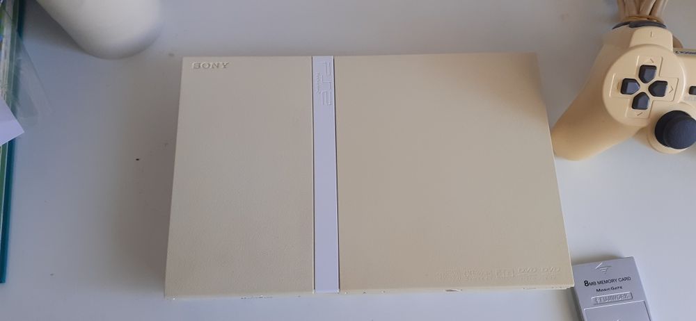 Ps2 branca (amarelada) com comando e cartão de memória