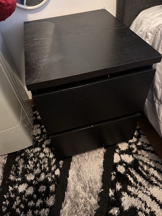 Cama com dois criados