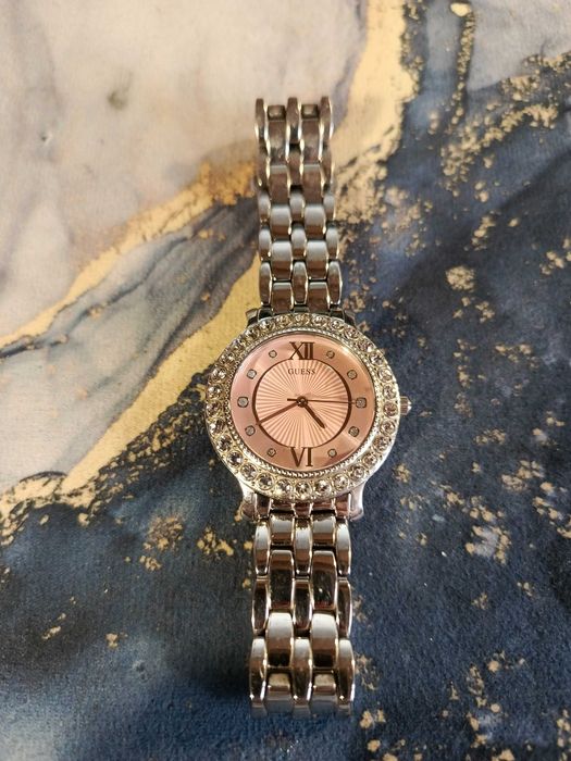 Продам Женские наручные часы  Guess U1062L2 . США