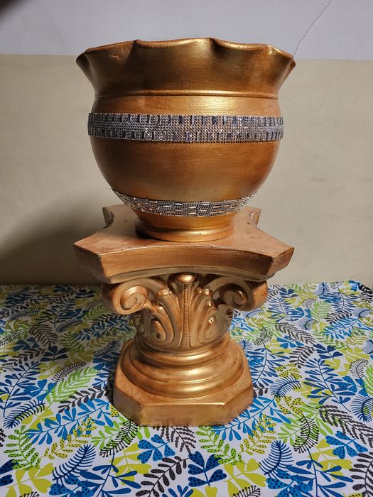 Floreira + base em dourado