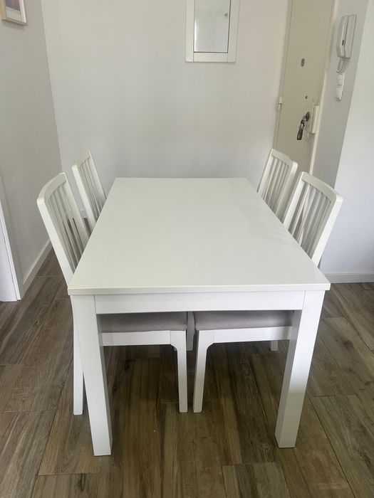 Mesa extensível com 4 cadeiras – 130/190x80 cm