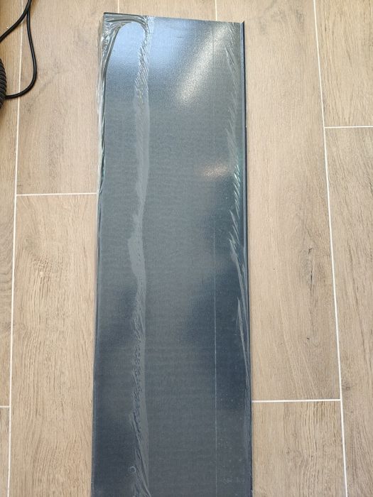 Parapet stalowy RAL 7016 – nowy, w folii, z aluminiowymi boczkami 90×27,5 cm