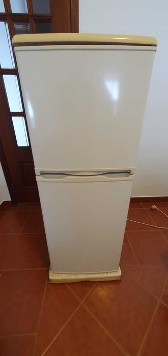 Frigorífico impecável para casa ou campismo