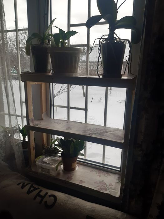 Стелаж на підвіконня