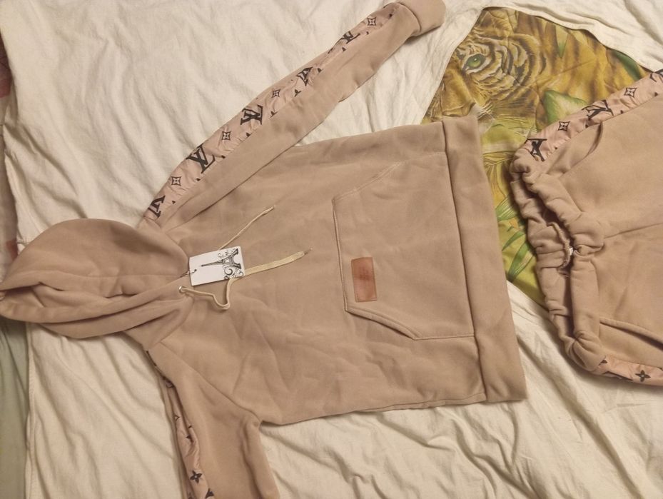 Продам теплый   спортивный костюм LV