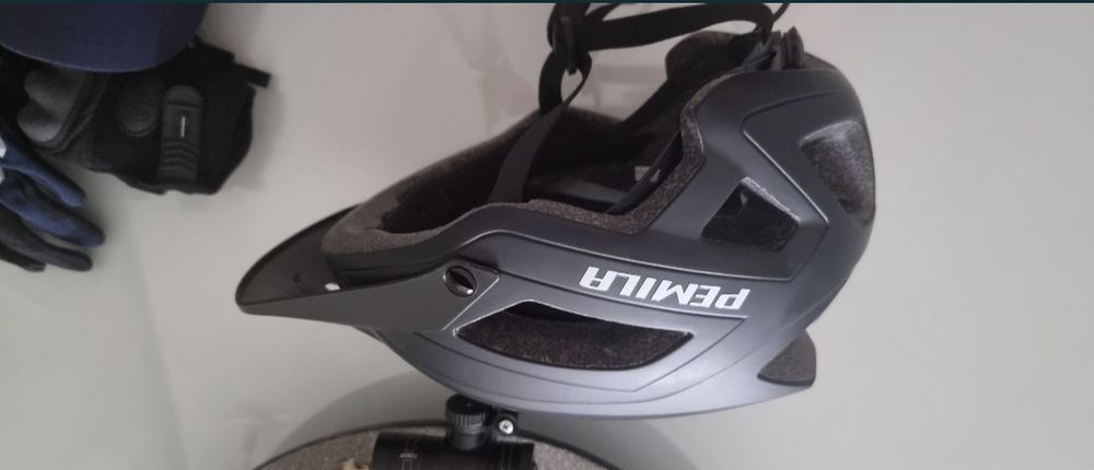 Vendo capacetes e selim