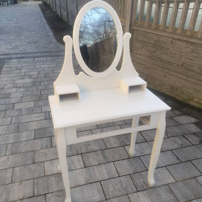 Biała toaletka z lustrem