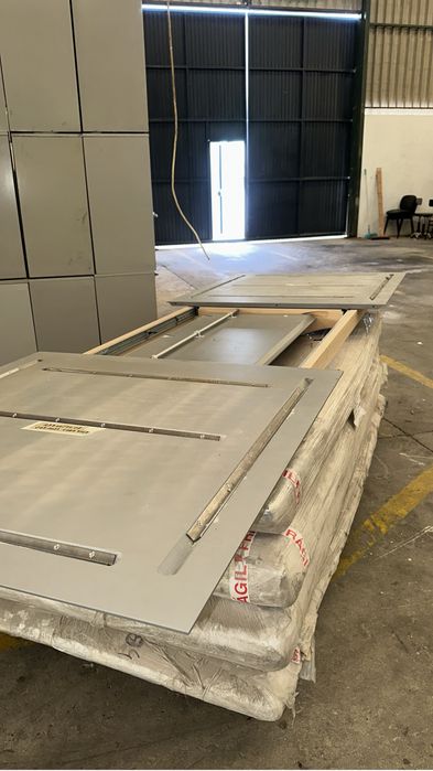 Tampo com estrutura em madeira maciça