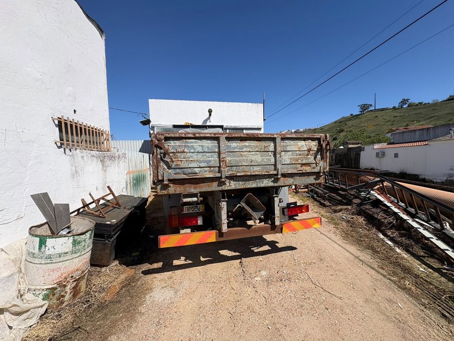 Camião volvo tribasculante com grua em bom estado