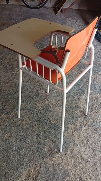 Cadeira de bebé toda em madeira e ferro