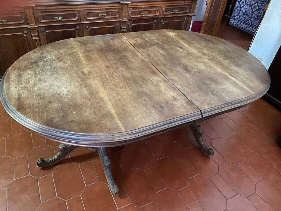 Bela mesa antiga de madeira maciça. Antiguidade. 8 lugares. 188.50cm