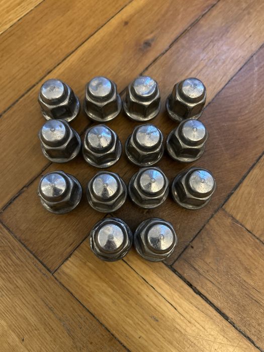 Ford Mustang nakrętki do kół śrubki r21