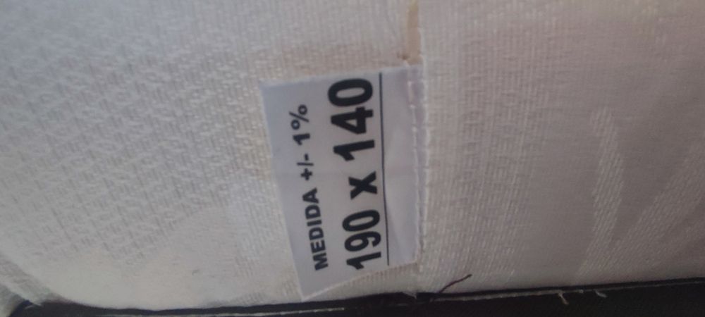 Cama de casal com colchão.