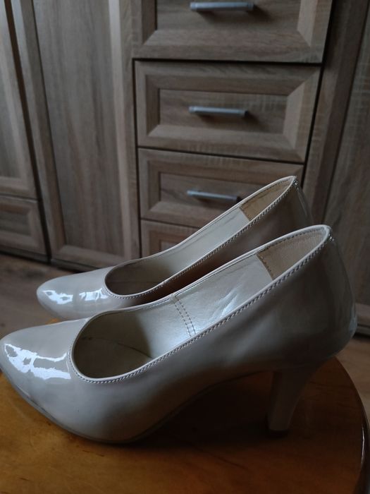 Kremowe szpilki na obcasie