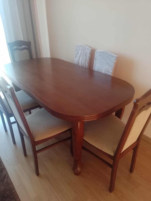 Drewniany stół z krzesłami