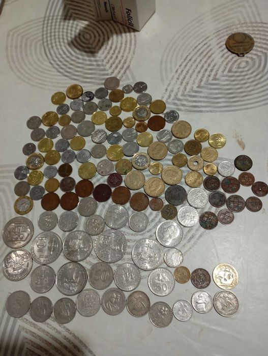 Lote de 130 moedas antigas internacionais para coleção e revenda
