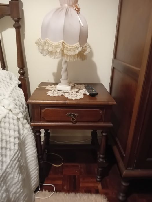 Mobília de quarto em madeira – cama, 2 mesas de cabeceira e roupeiro  - Contactar por mensagem
