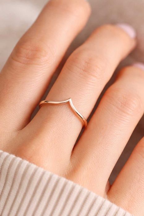 Элегантное кольцо из красного золота