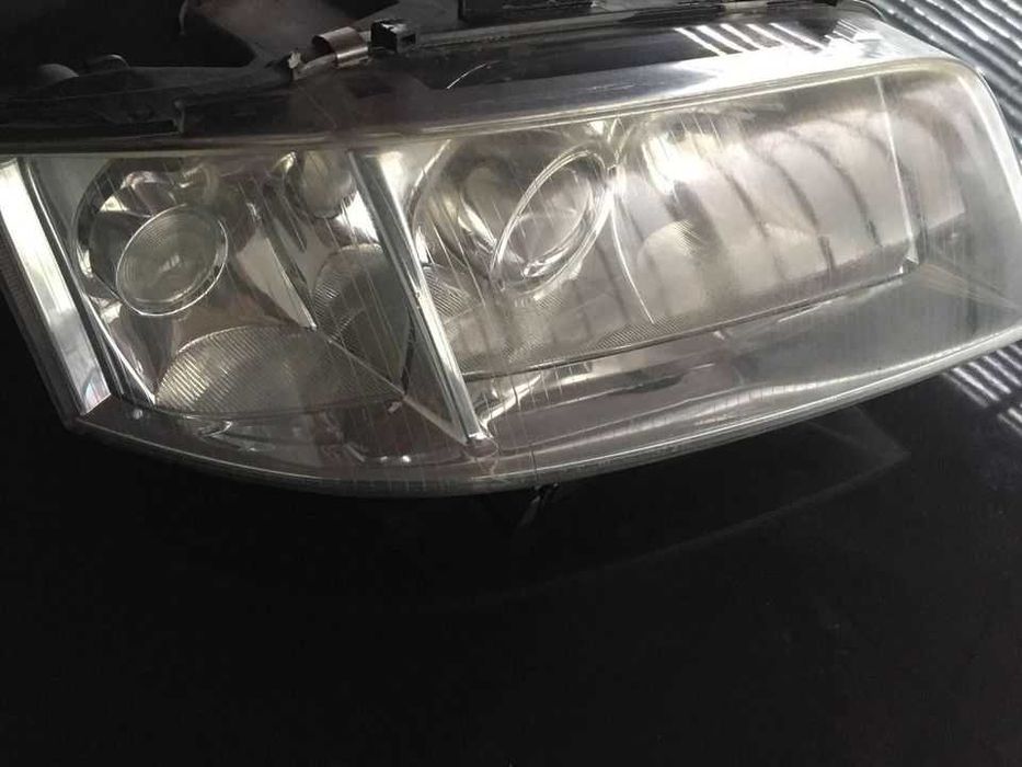 Farol óptica lado direito para audi A6 C5 de xenon marca Hella