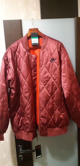 Женская куртка Nike, новая.