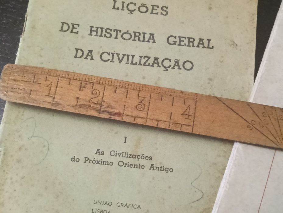 Régua escolar antiga de madeira
