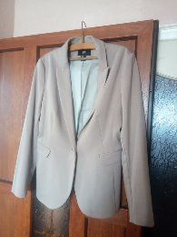 Піджак трикотаж бедиіого кольору.