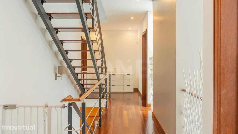 Moradia T5 Isolada com garagem – Elegância, Conforto e Privacidade