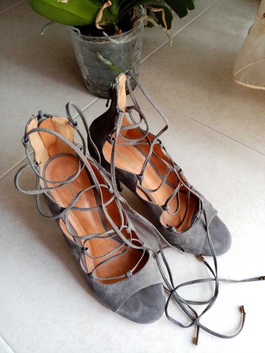Sandália cinzenta