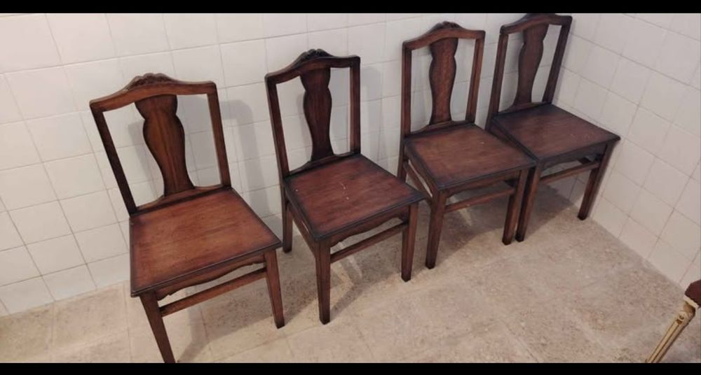 Conjunto de 4 cadeiras de madeira