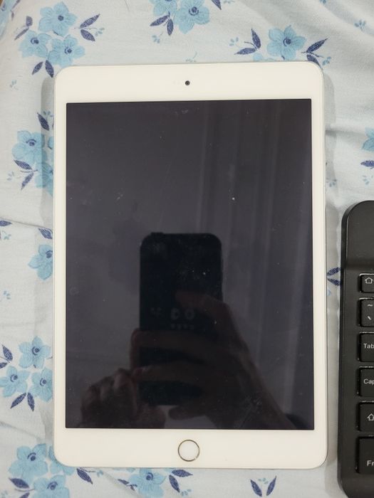 Apple iPad Mini 3rd Gen (A1599) 7.9" 64GB - Prateado/Branco, WiFi