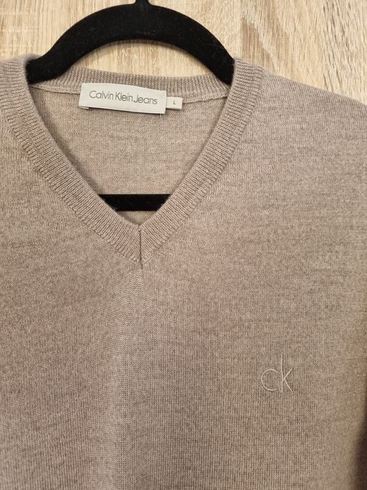 Sweter Calvin Klein Jeans wełna beżowy cienki dekolt v w serek