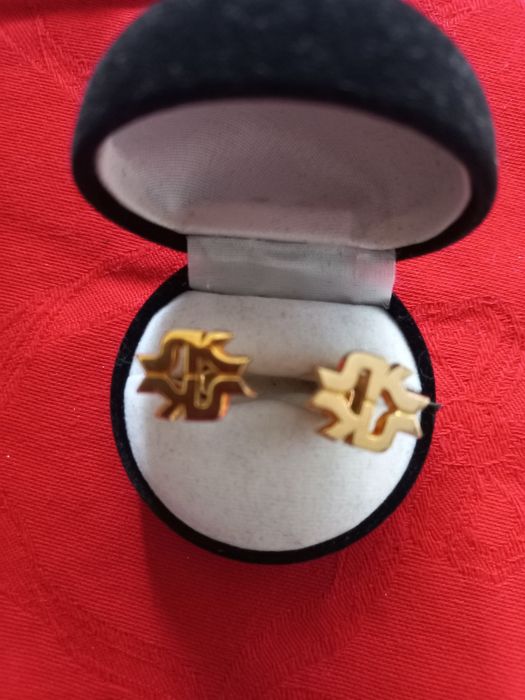 Botões de punho dourados  marca Shock