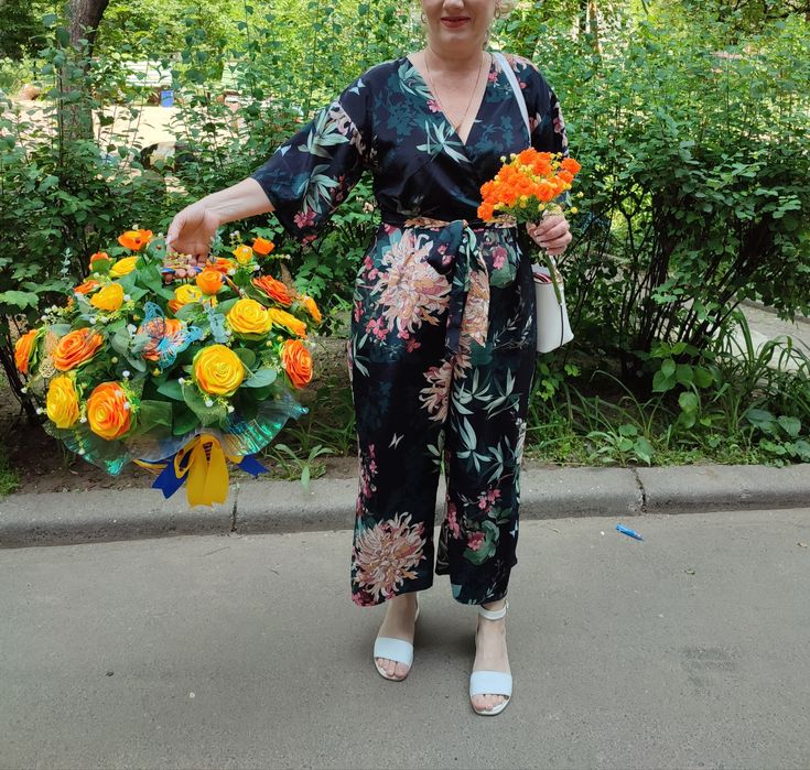 Корзина з квітами з атласних стрічок для різних подій