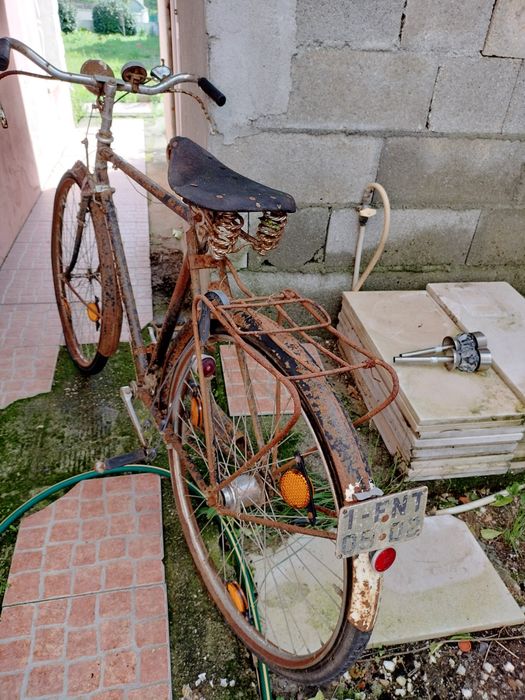Bicicleta antiga para restauro