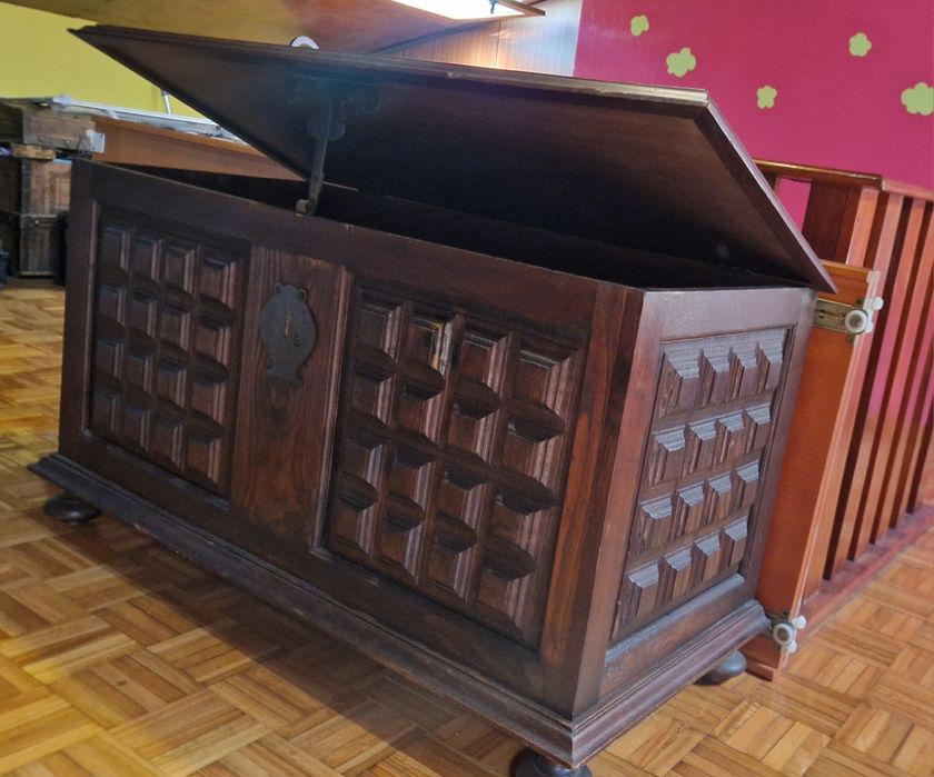 Arca de madeira castanha