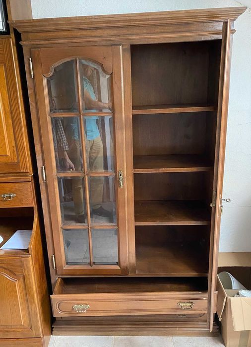 Louceiro de madeira com portas envidraçadas
