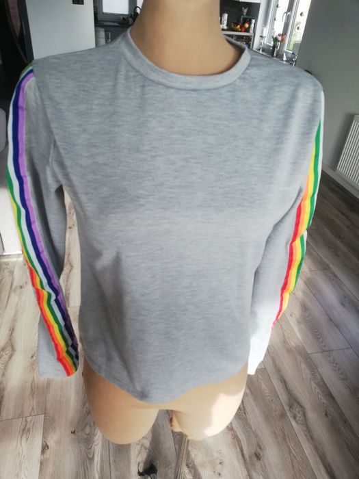 R. M szara bluza boohoo tęczowy lampas na rękawach