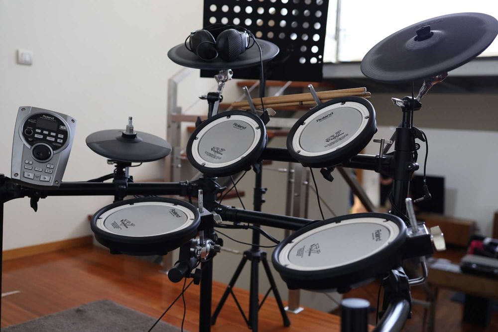 Bateria Eletrónica Roland TD15 | Estrutura com módulo completo + acessórios
